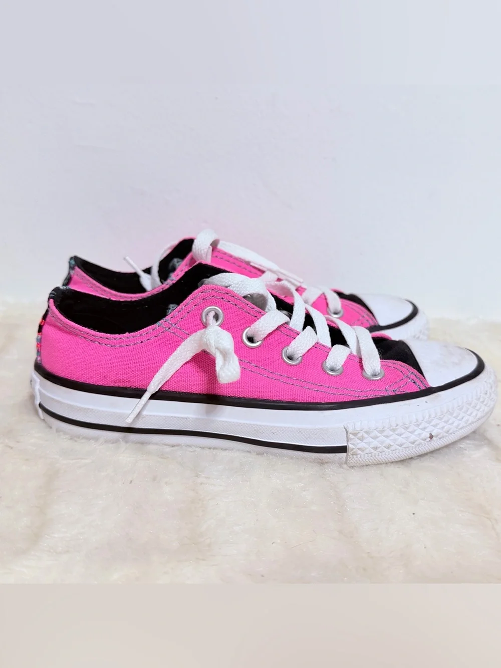 Converse Kids Low-Top Canvas Sneakers in Neon Pink and Black size 12 youth